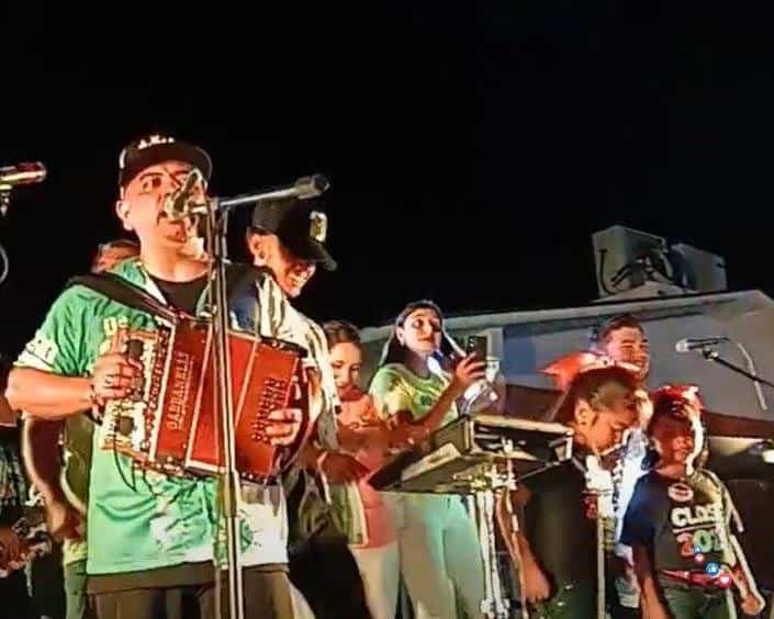 Piden apadrinar graduación y reciben concierto en vivo
