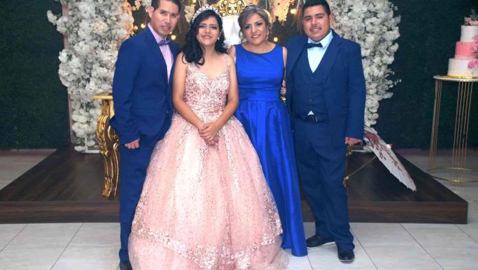 Paloma Lizbeth celebra sus XV años