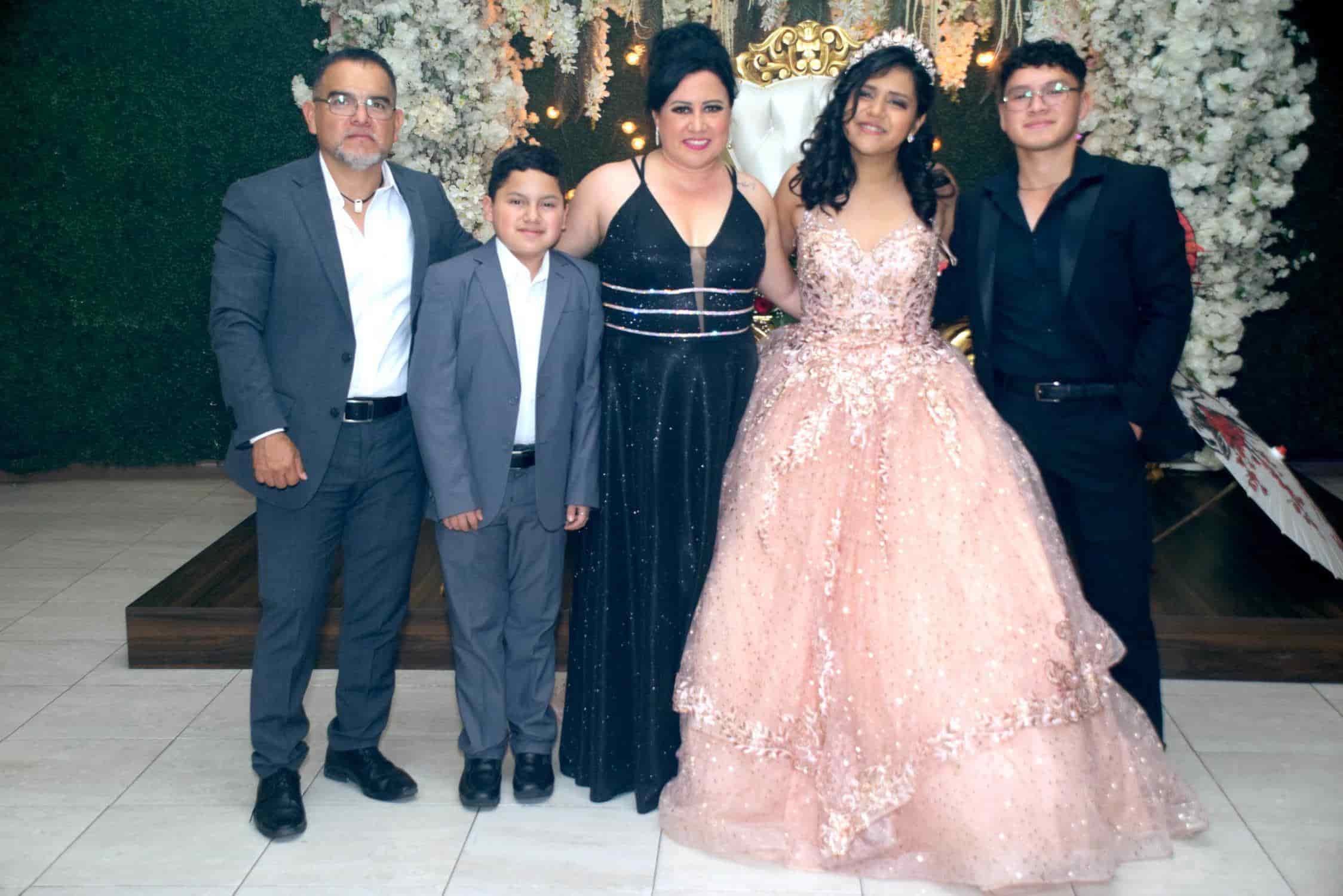 Paloma Lizbeth celebra sus XV años