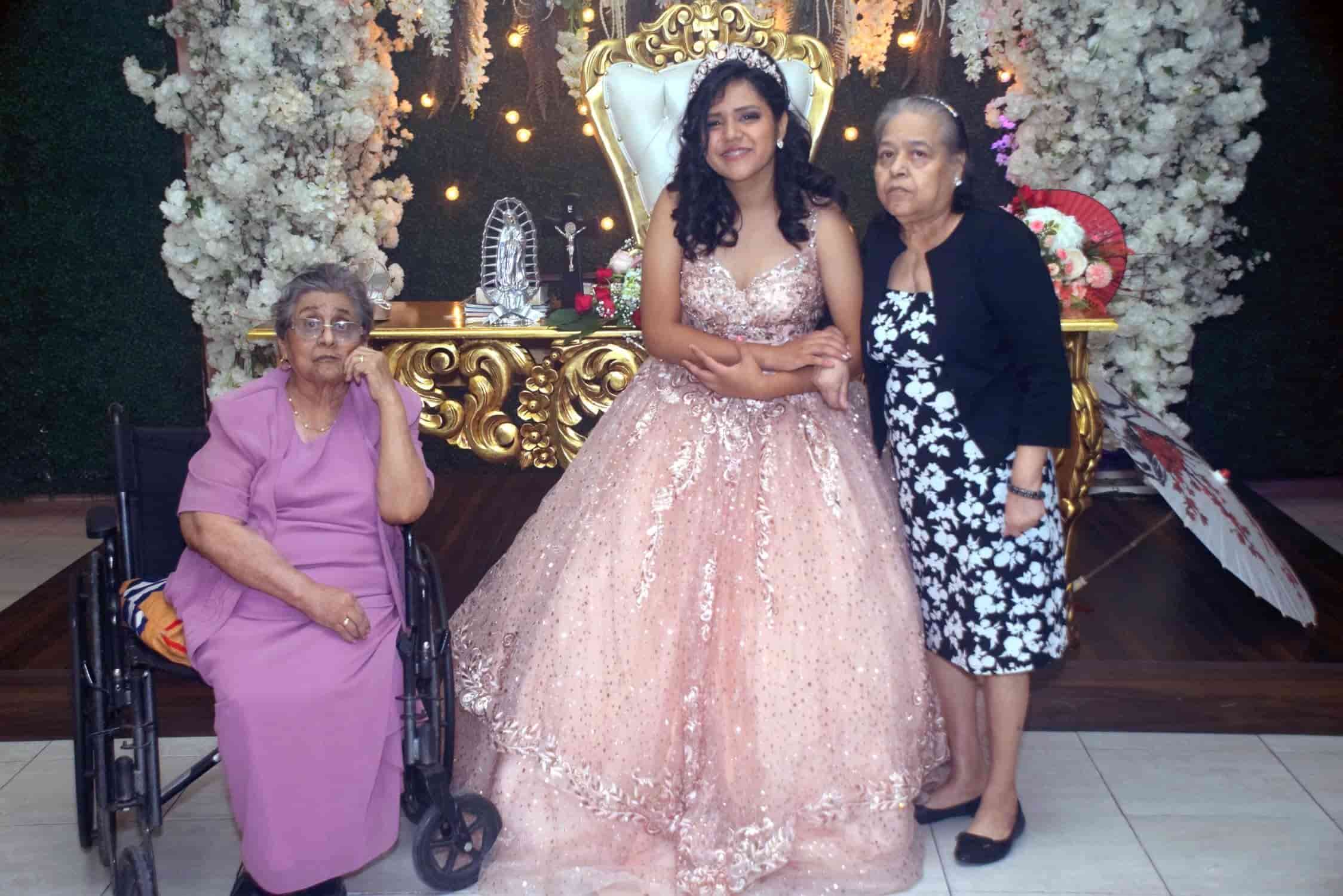 Paloma Lizbeth celebra sus XV años