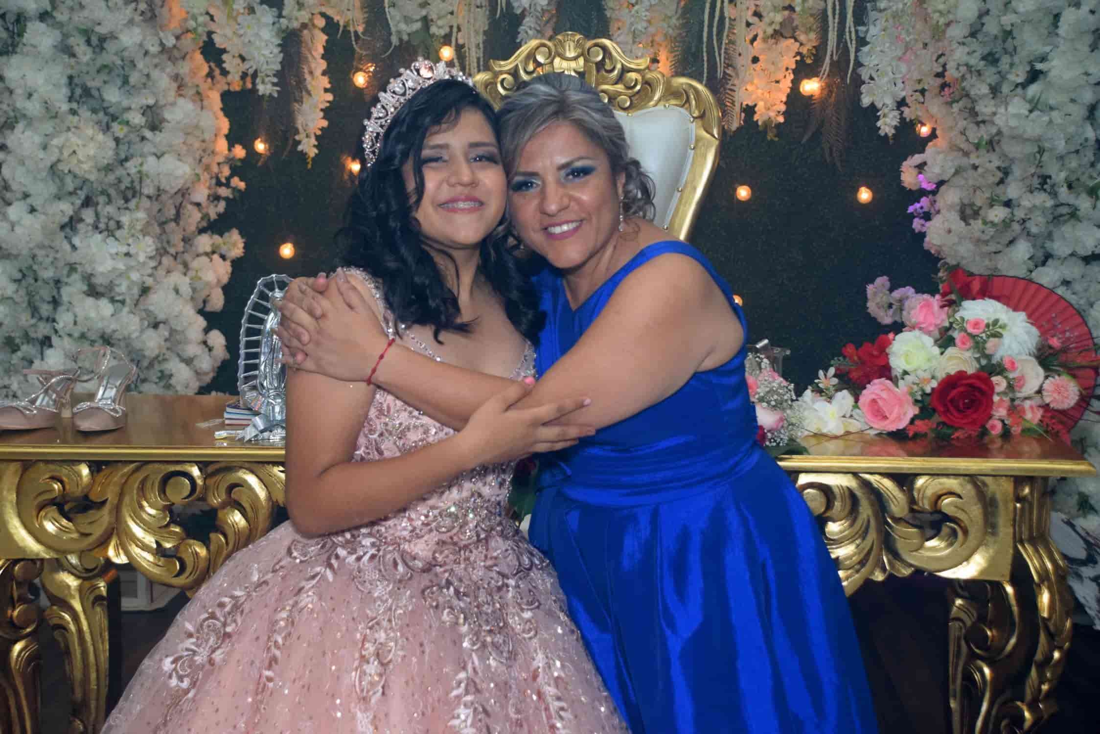 Paloma Lizbeth celebra sus XV años