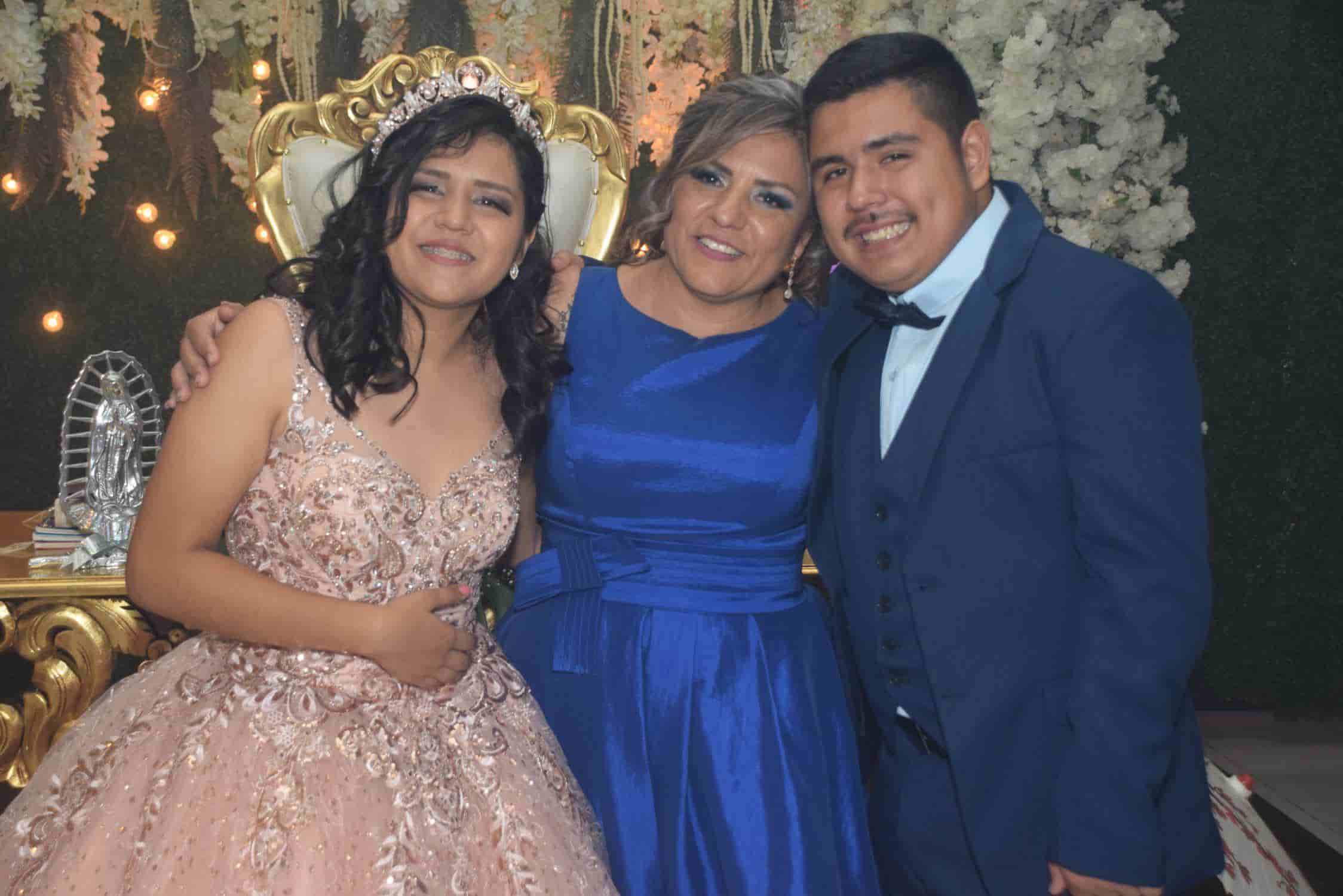 Paloma Lizbeth celebra sus XV años