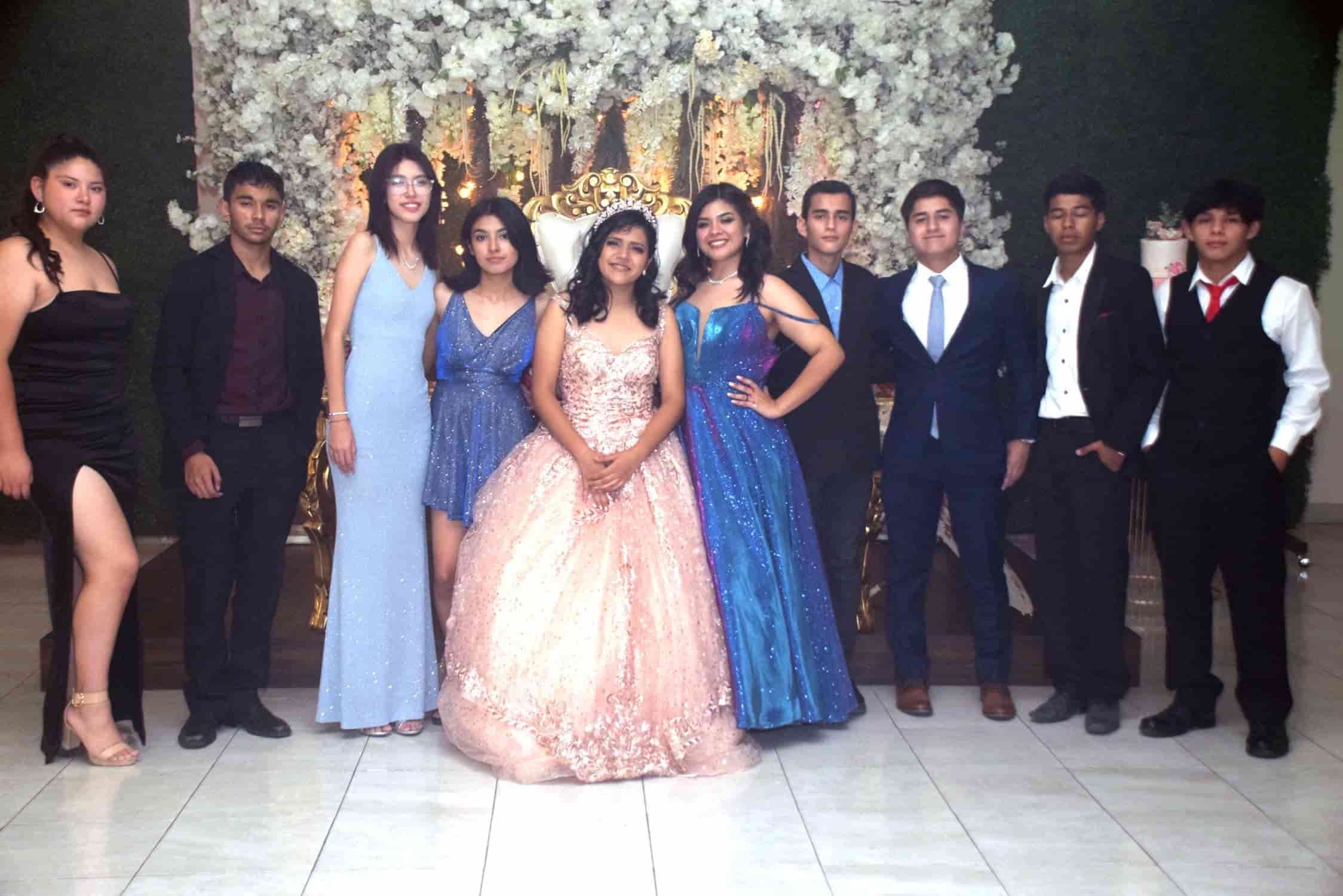 Paloma Lizbeth celebra sus XV años