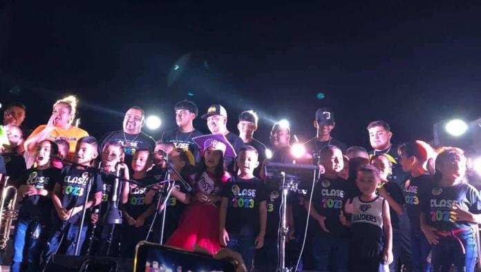 Piden apadrinar graduación y reciben concierto en vivo
