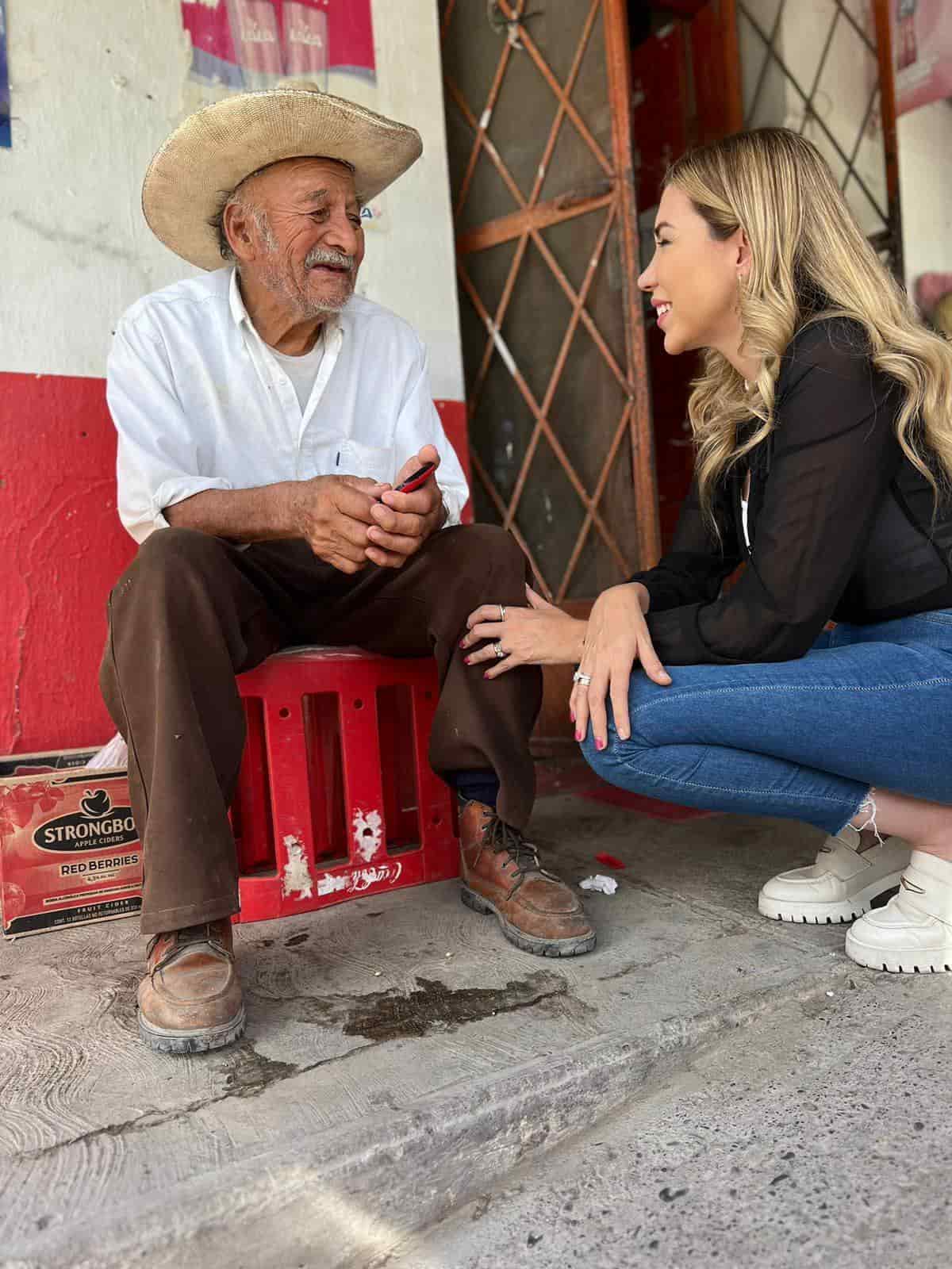 Apoya Tania a Don Román