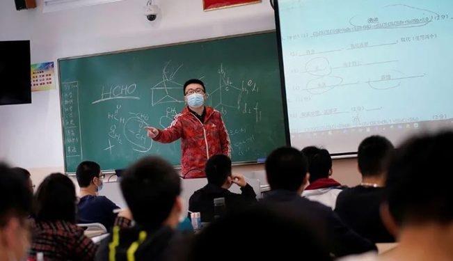 En China, escuelas piden a maestros no publicar fotos de sus vacaciones para evitar envidi