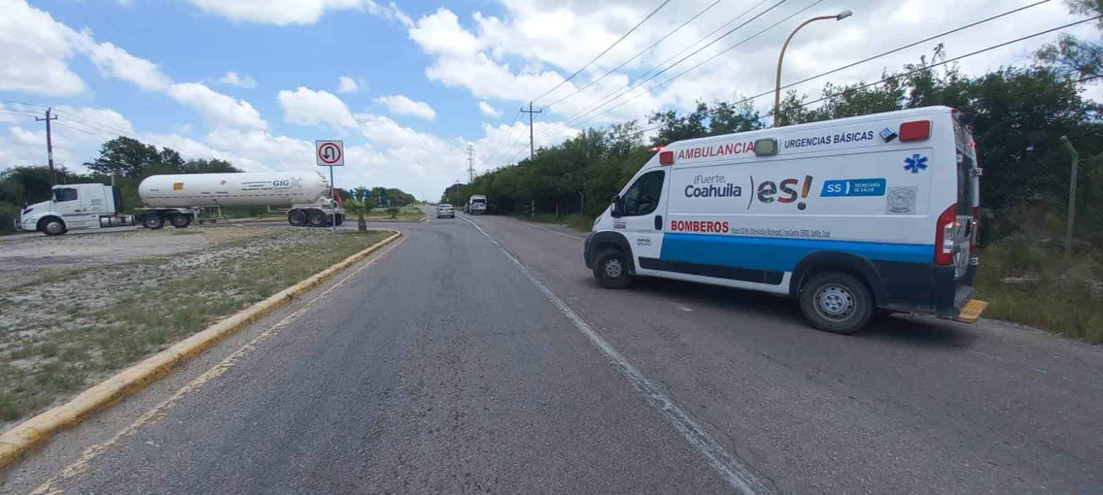 Encuentran a hombre inconsciente en un costado de la carretera