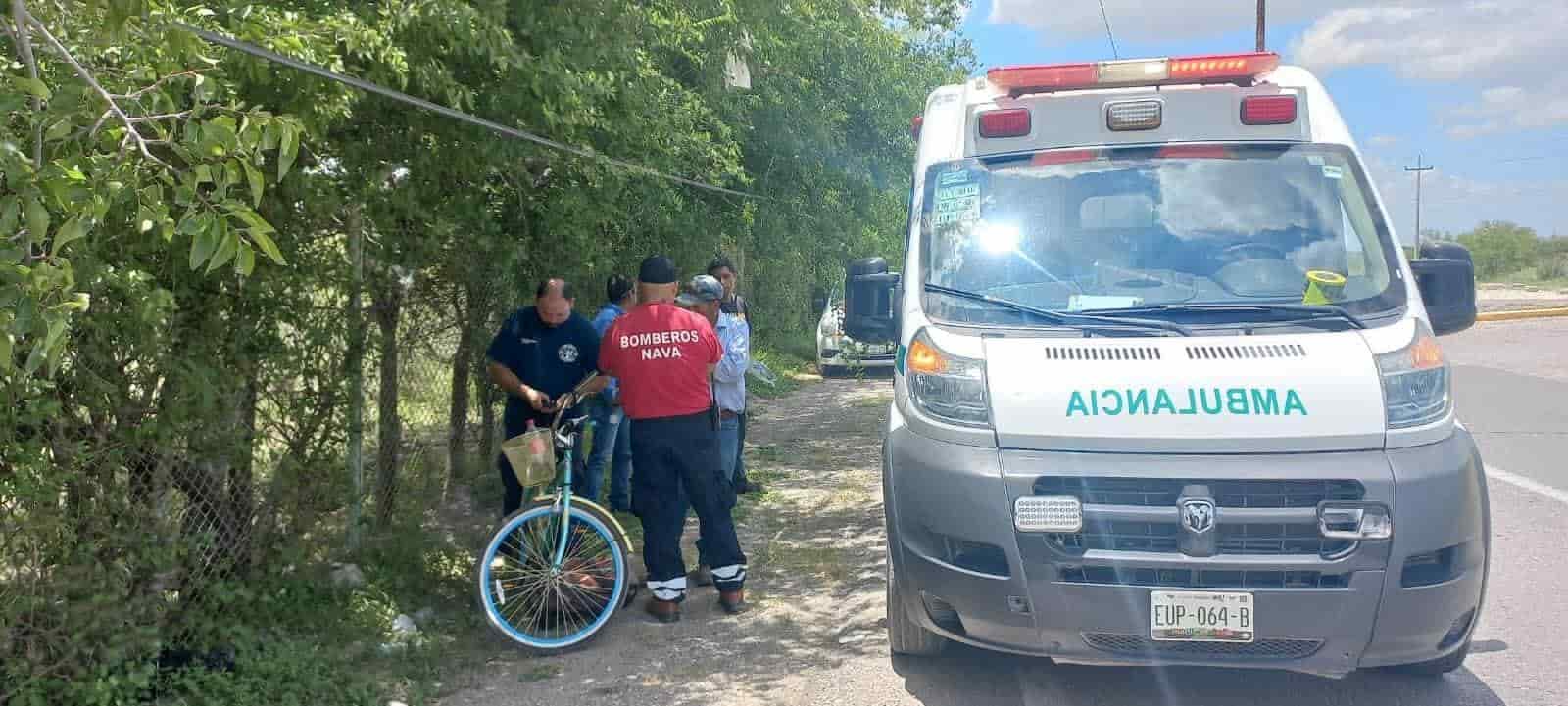 Encuentran a hombre inconsciente en un costado de la carretera