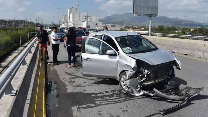 Le pega a auto y rebota en puente