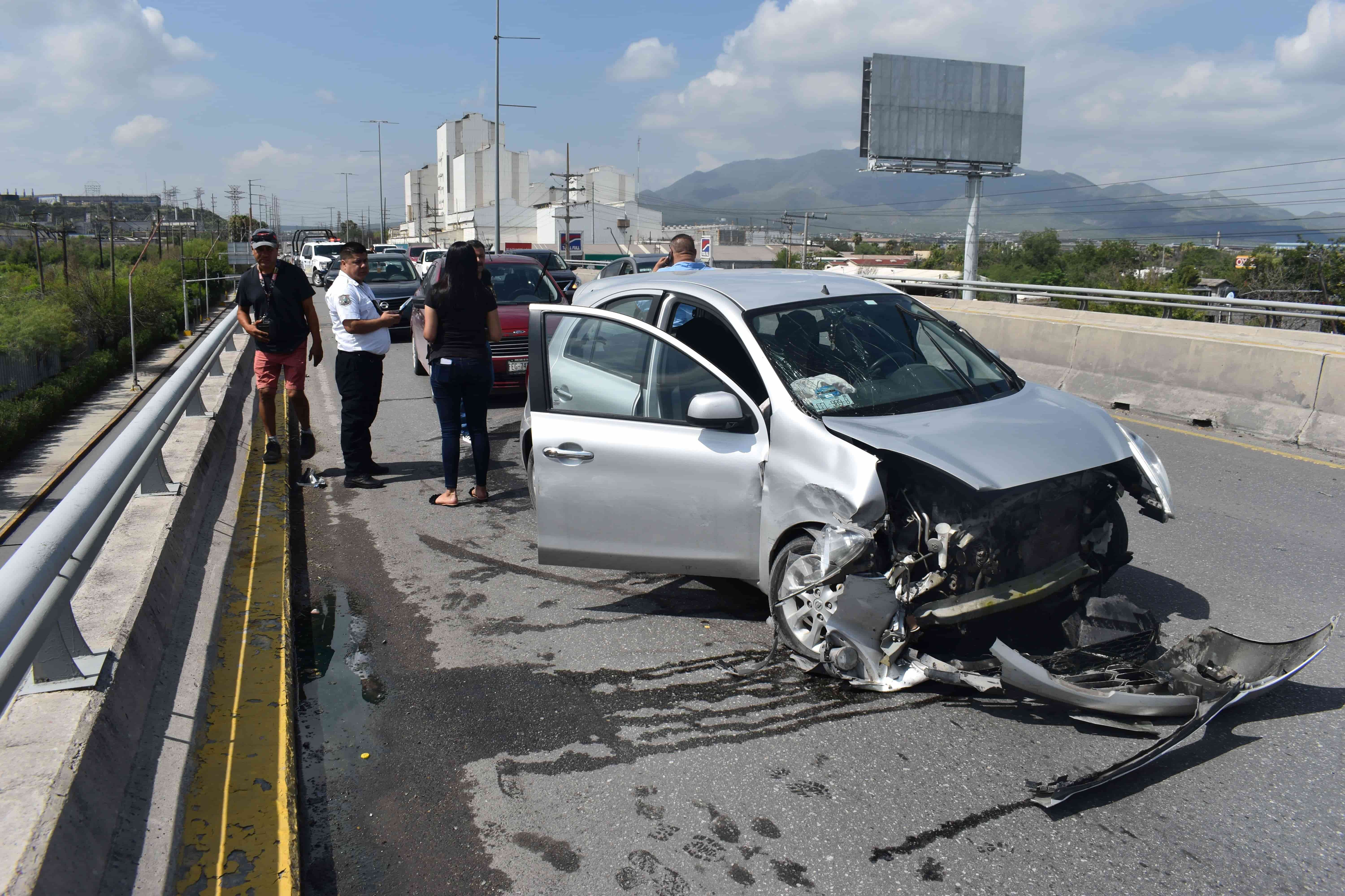 Le pega a auto y rebota en puente