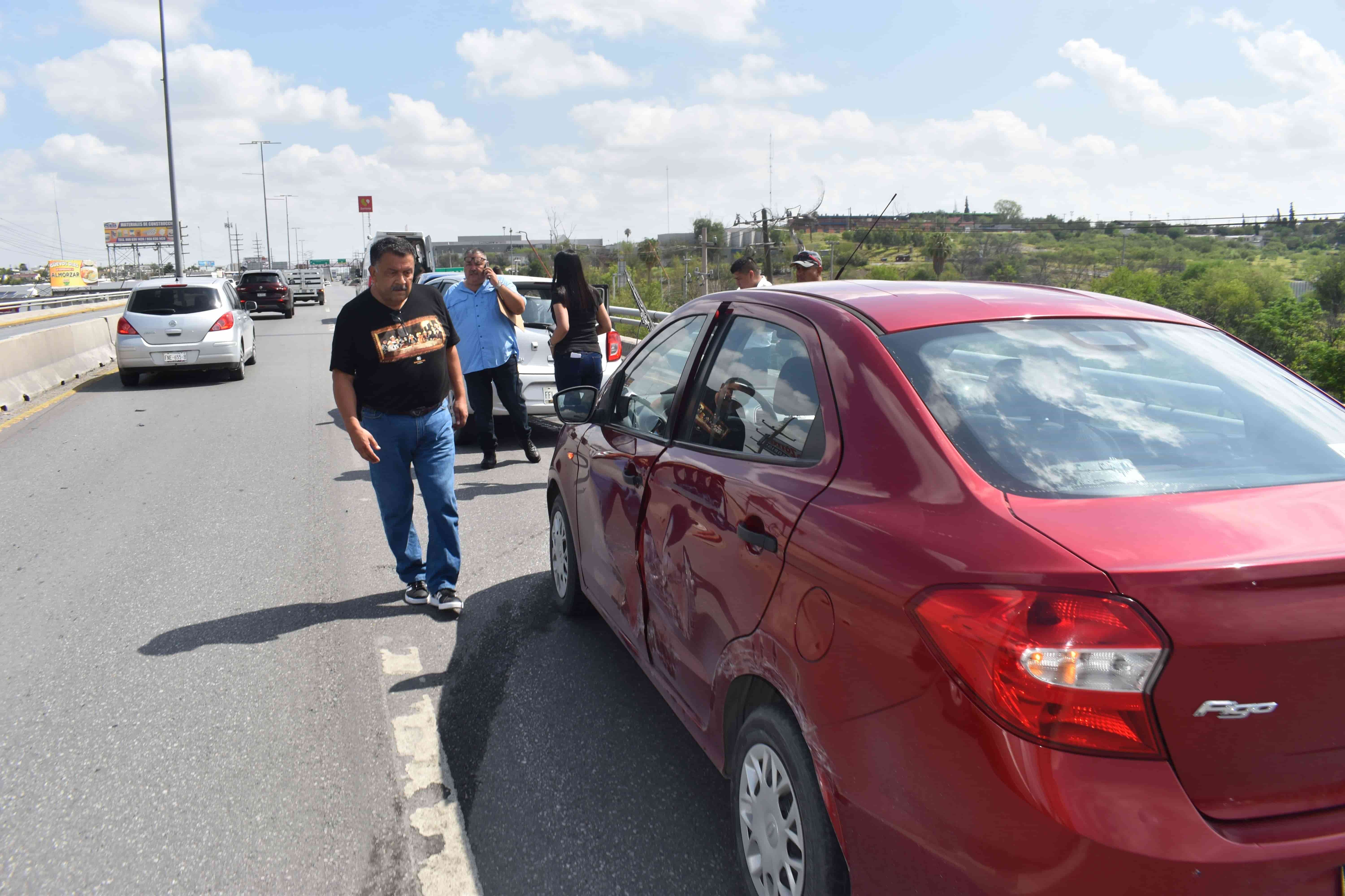 Le pega a auto y rebota en puente