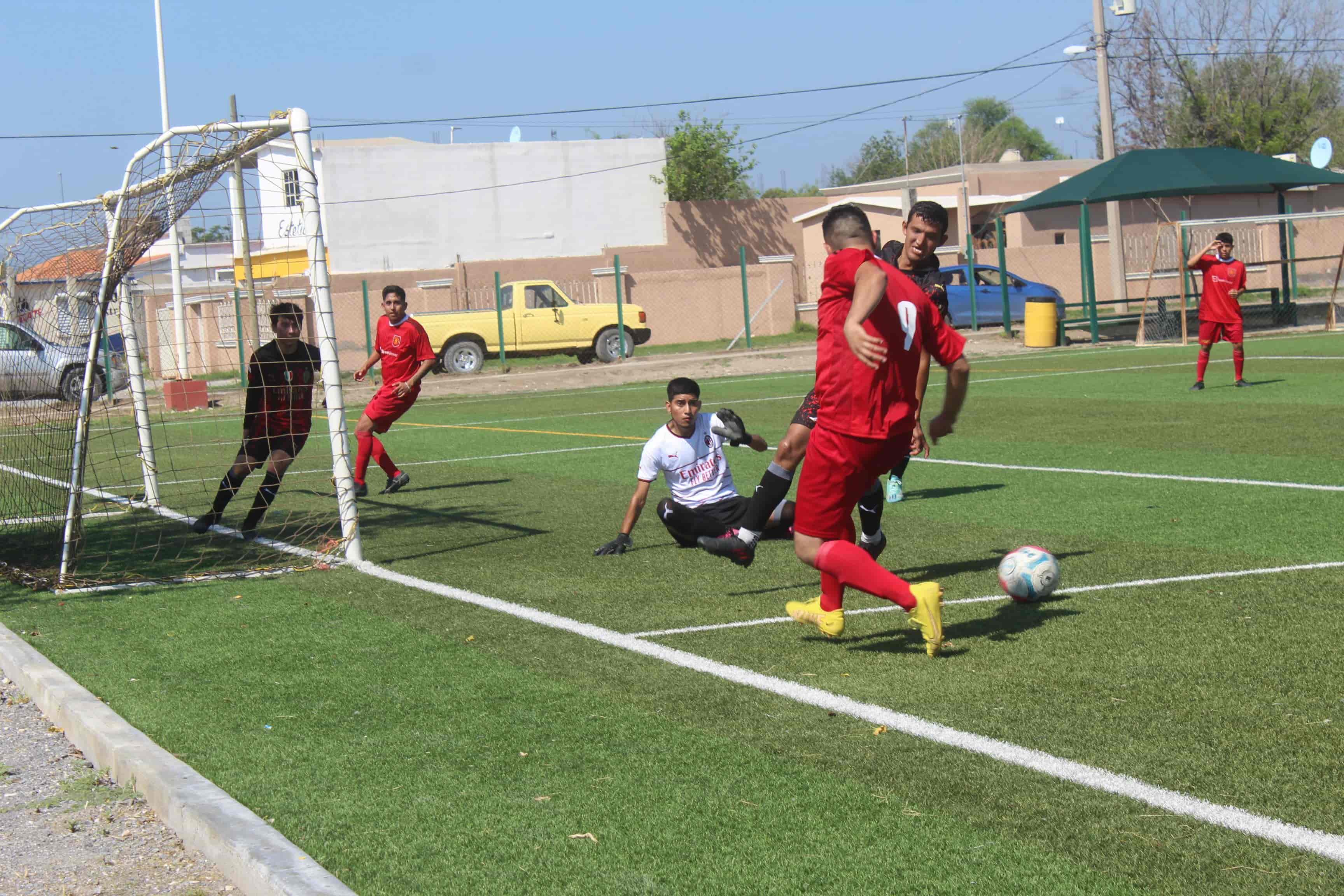 Rayos goleo a Milán, en futbol Castaños.