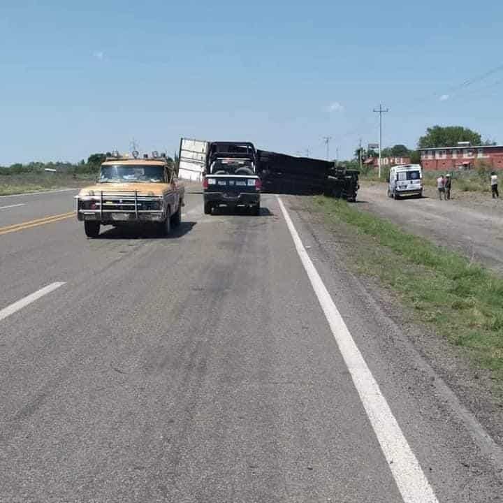 Vuelca trailero en carretera 57