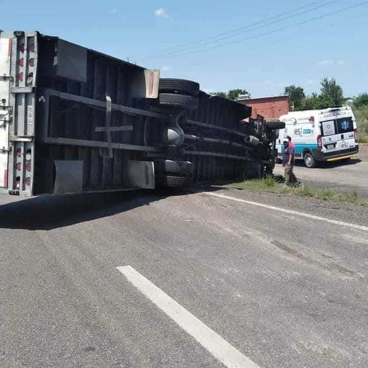 Vuelca trailero en carretera 57