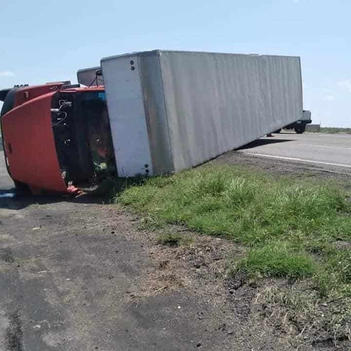 Vuelca trailero en carretera 57