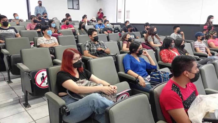 Se gradúan mil 500 estudiantes por año