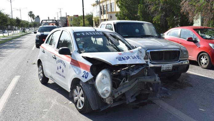 Choca ebrio a taxista