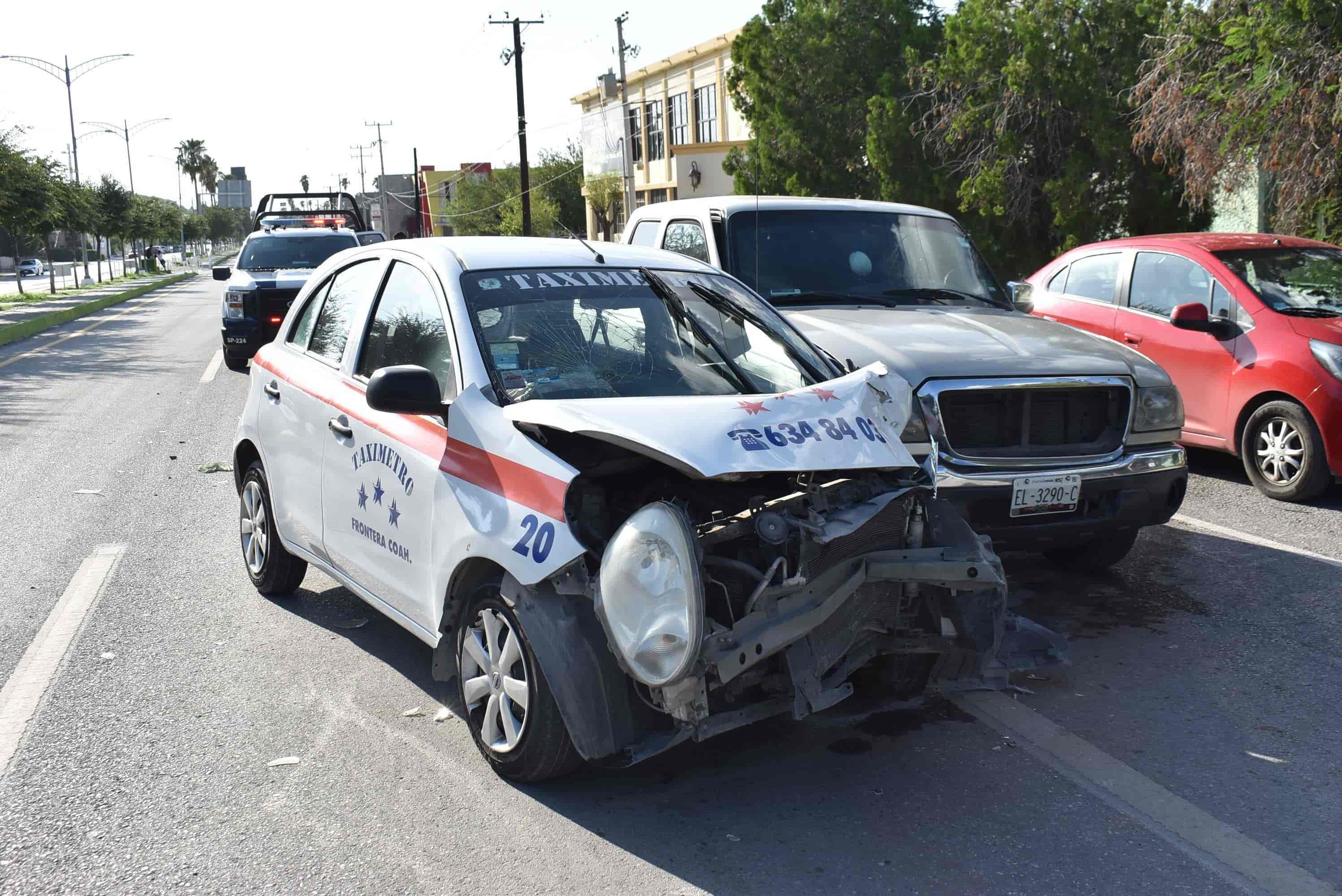 Choca ebrio a taxista