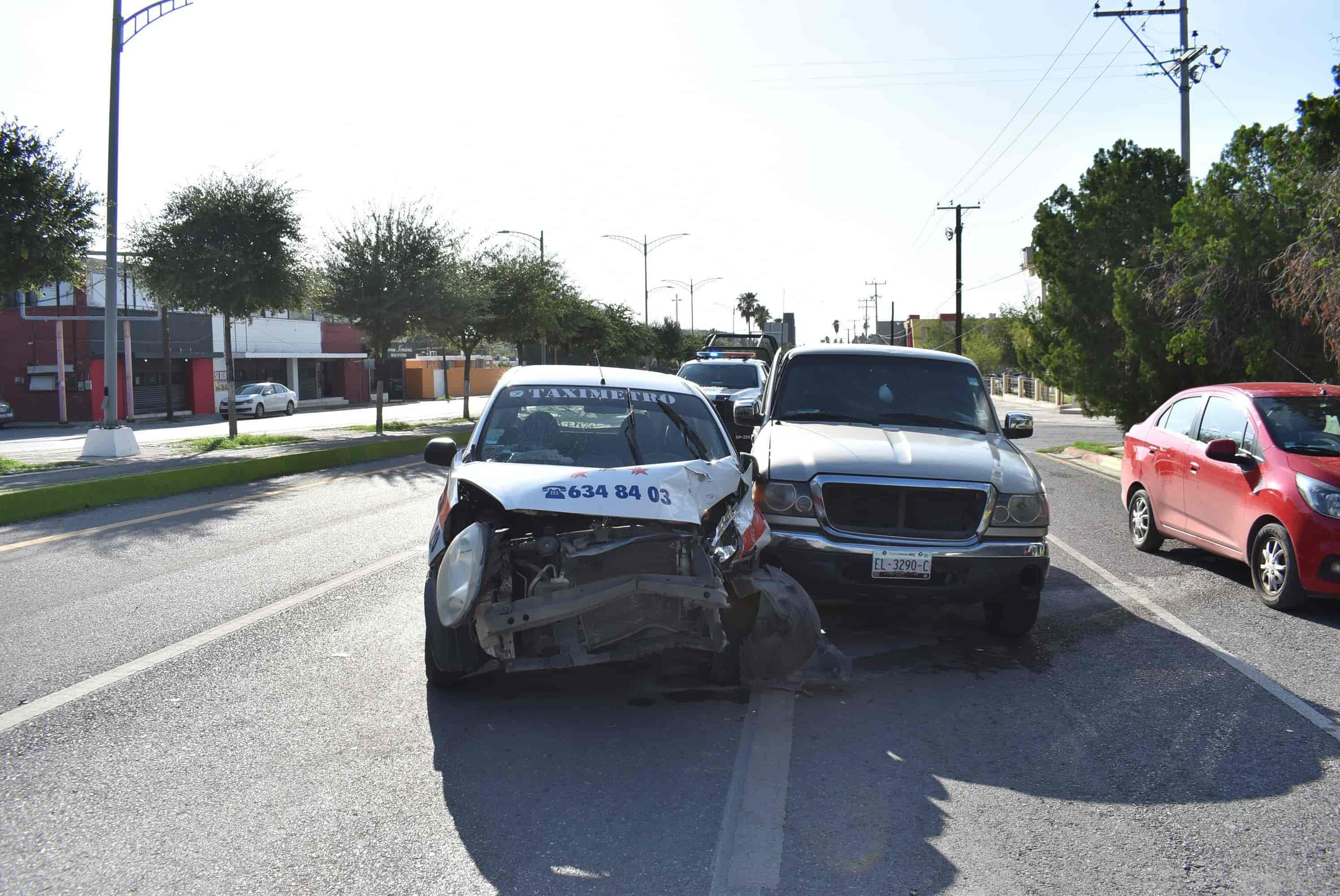 Choca ebrio a taxista