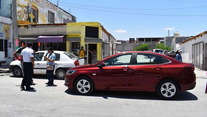 Le hace ‘rayón’ a automóvil