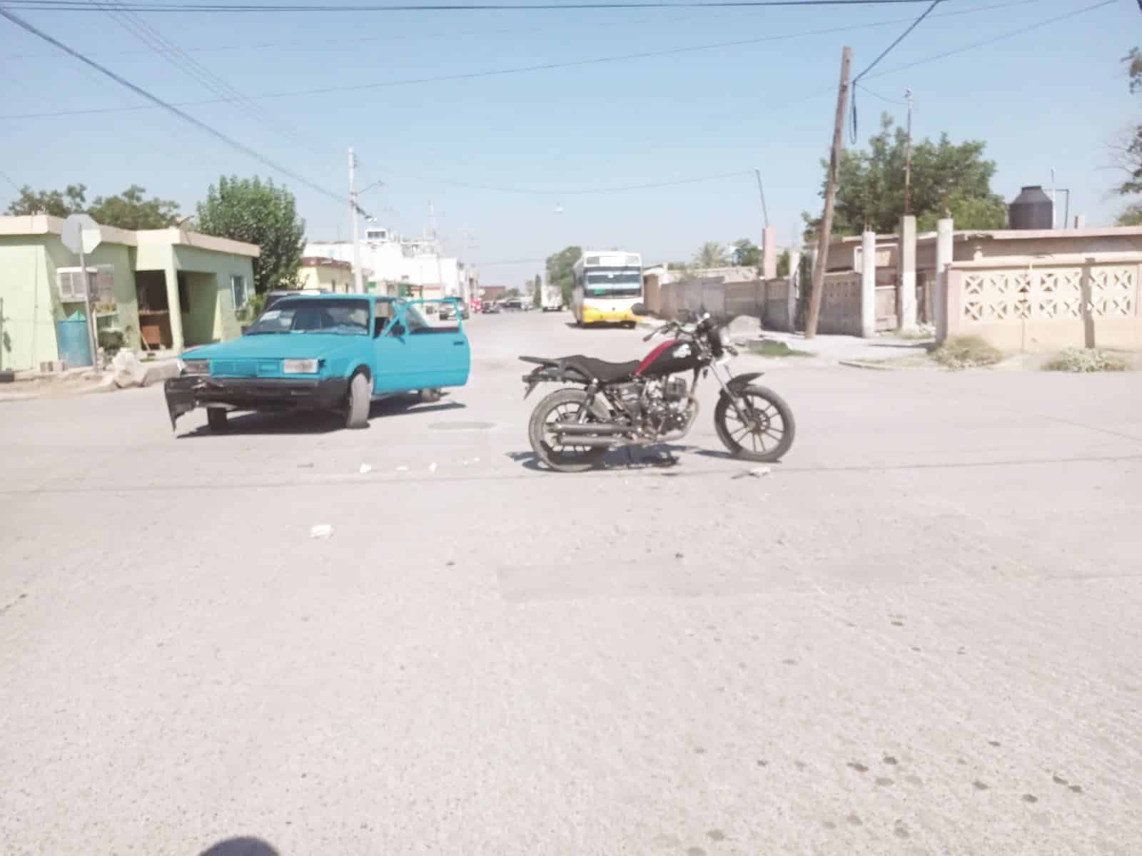 Tumba abuelito a dos de moto