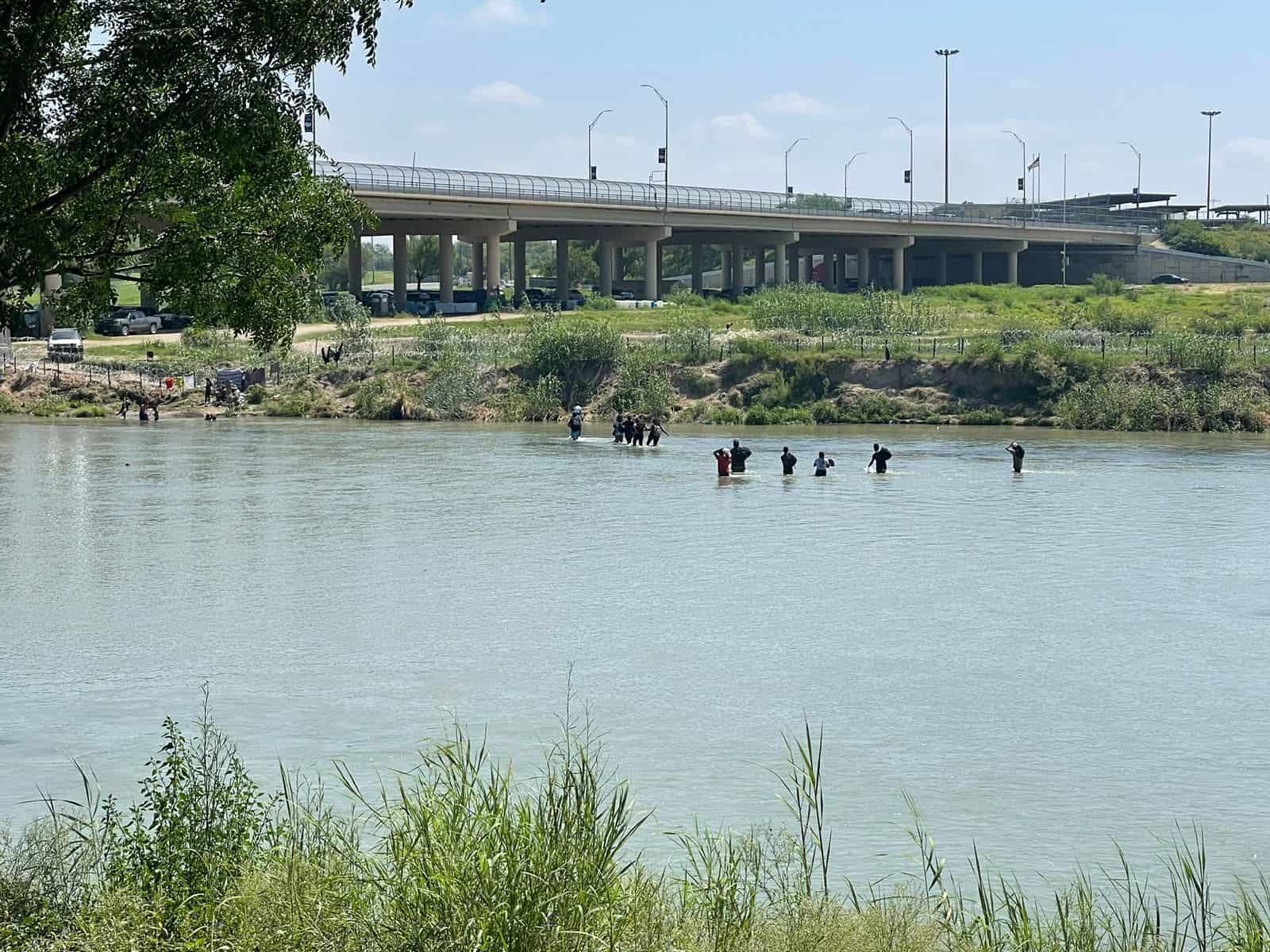 Acampan migrantes al límite de Eagle Pass