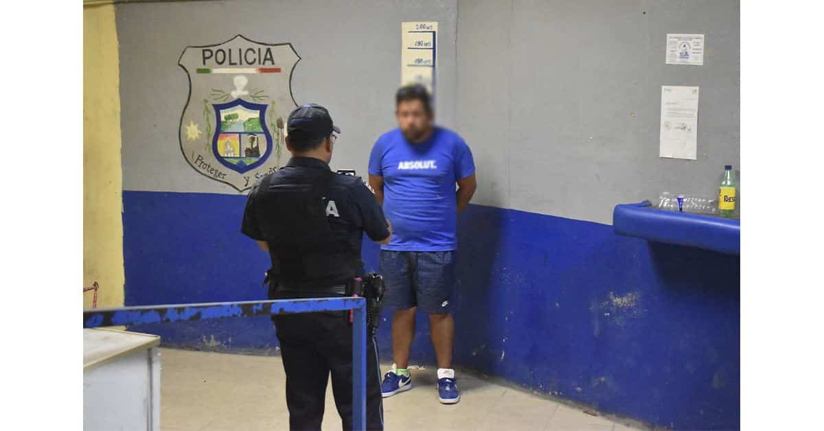 El taxista se quedó dormido afuera de su casa debido a la borrachera que se cargaba.