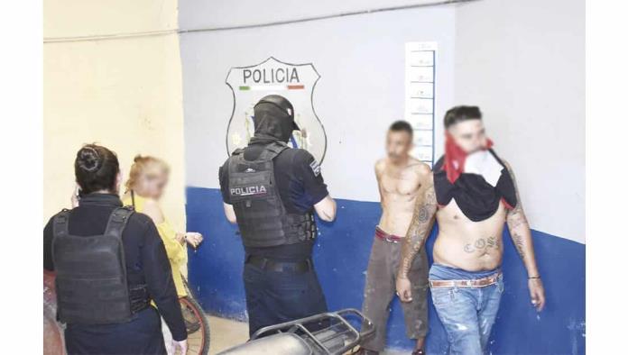 Golpea a ex Policía