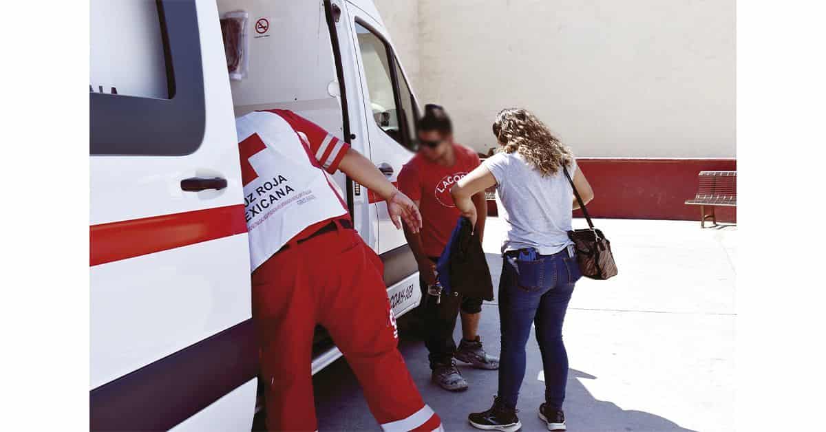 Tumba abuelito a dos de moto