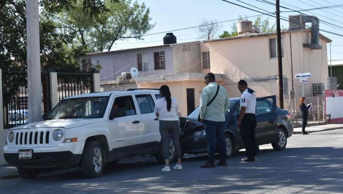 Se distrae con el ‘cel’ y choca camioneta