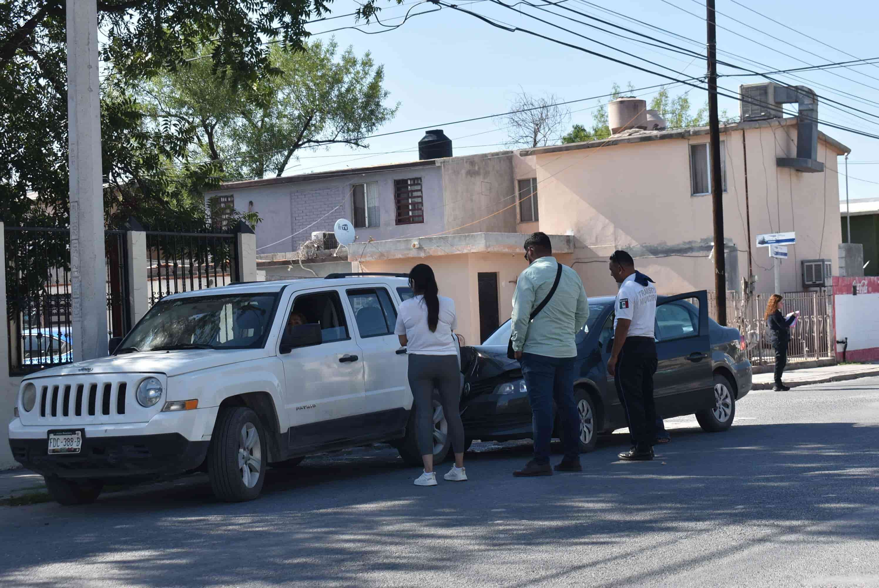 Se distrae con el ‘cel’ y choca camioneta