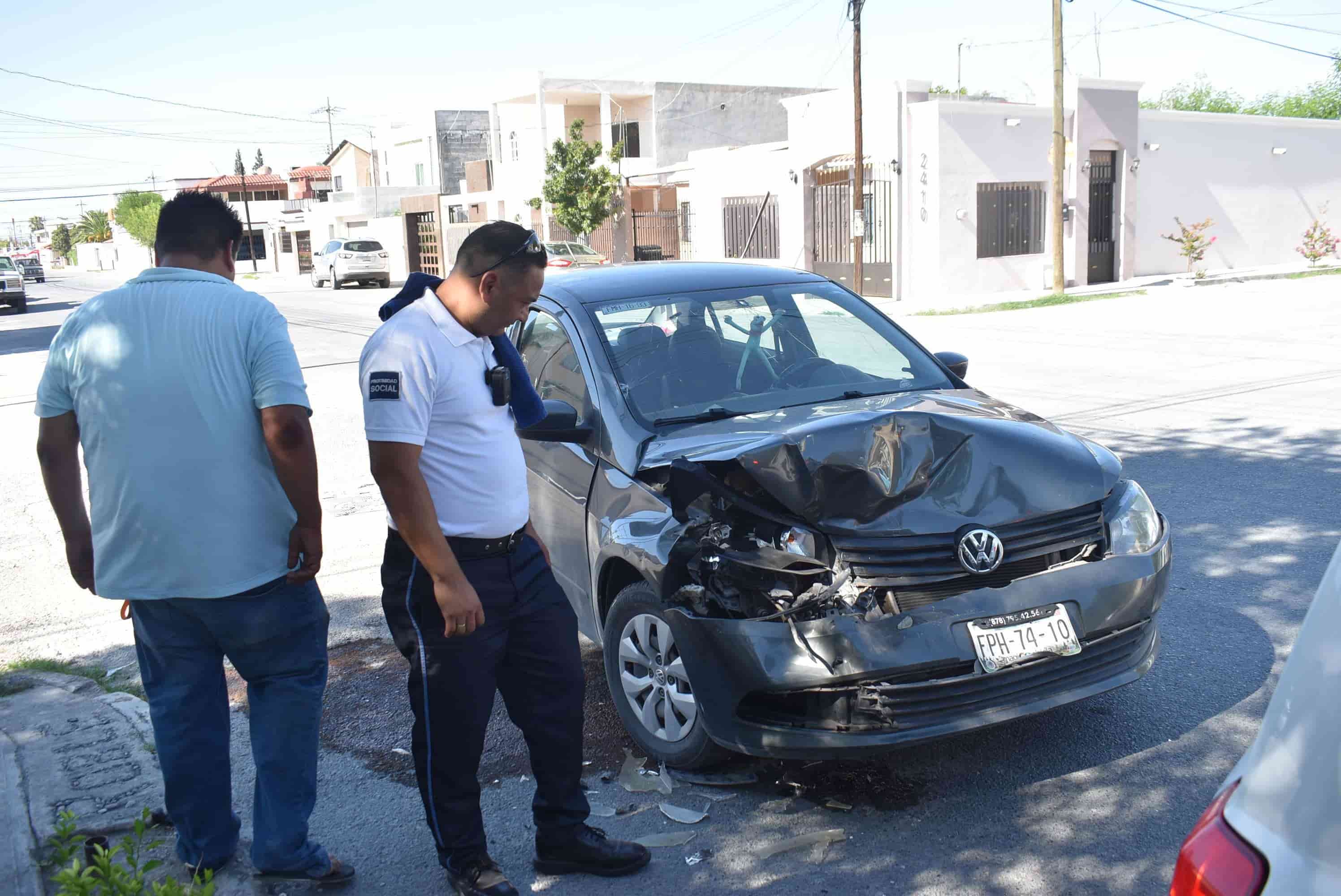 Se distrae con el ‘cel’ y choca camioneta