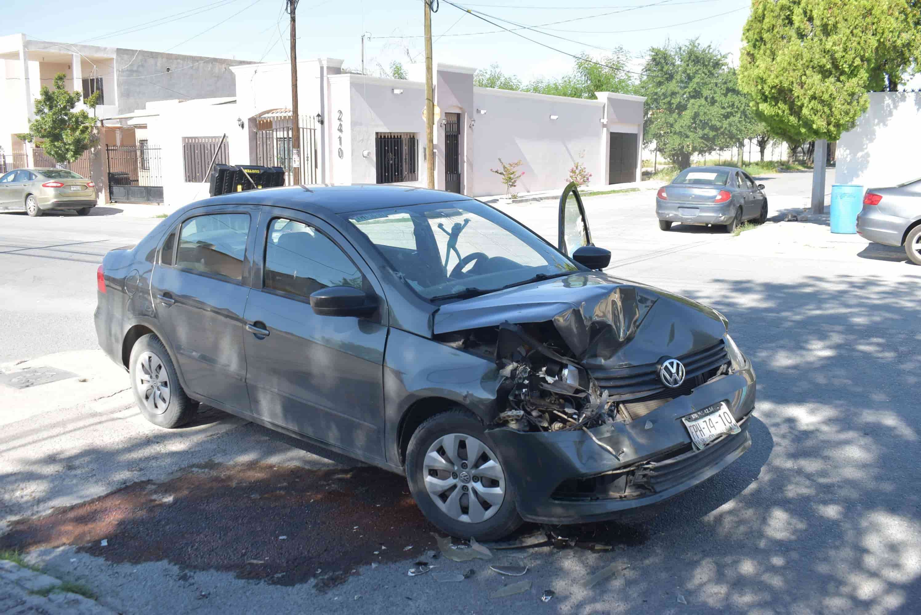 Se distrae con el ‘cel’ y choca camioneta