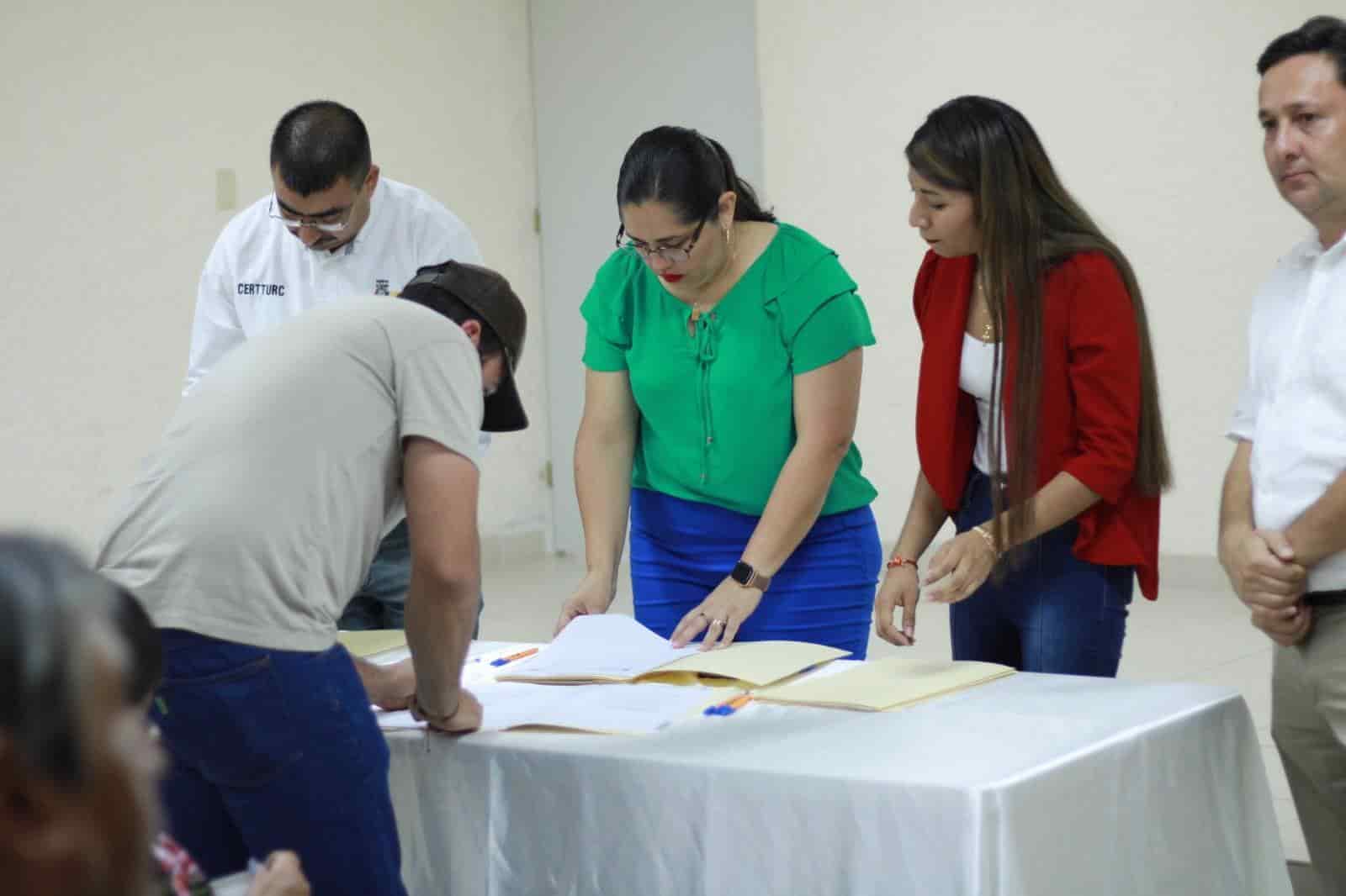 Firman 14 familias escrituras en Nava