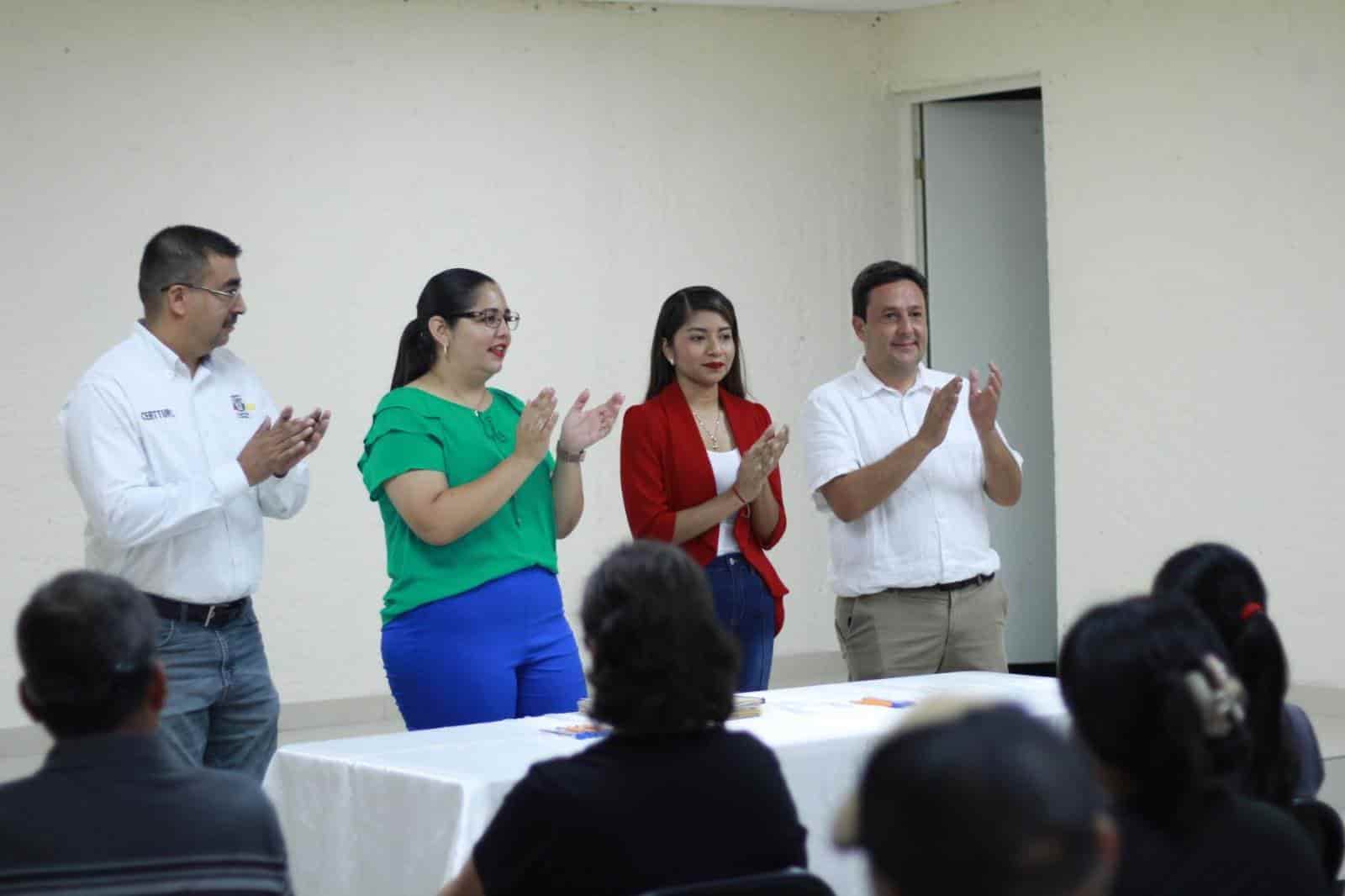 Firman 14 familias escrituras en Nava