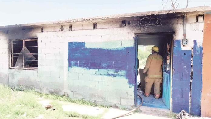 Acusa a Policías de quemarle casa