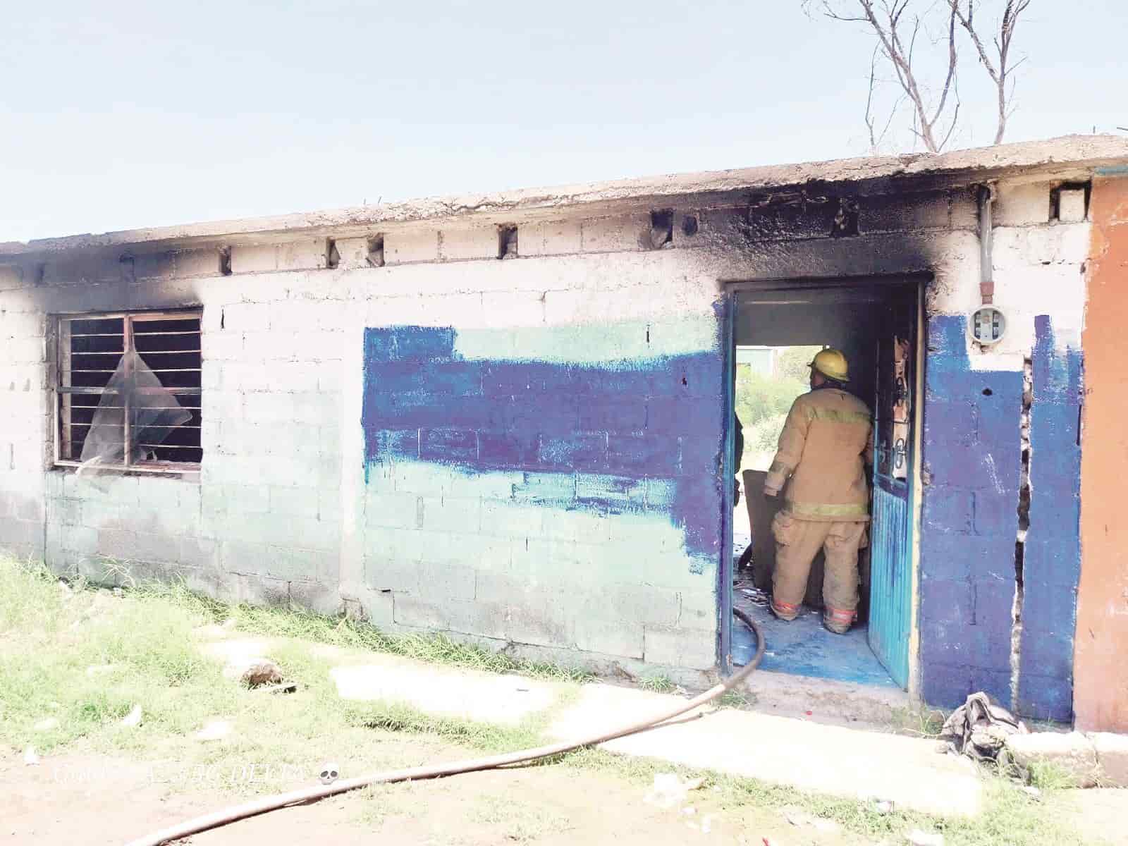 Acusa a Policías de quemarle casa