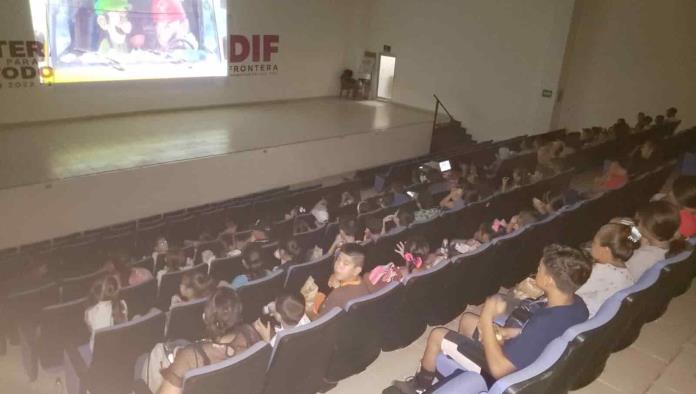 Disfrutan niños de Cine “DIFerente”