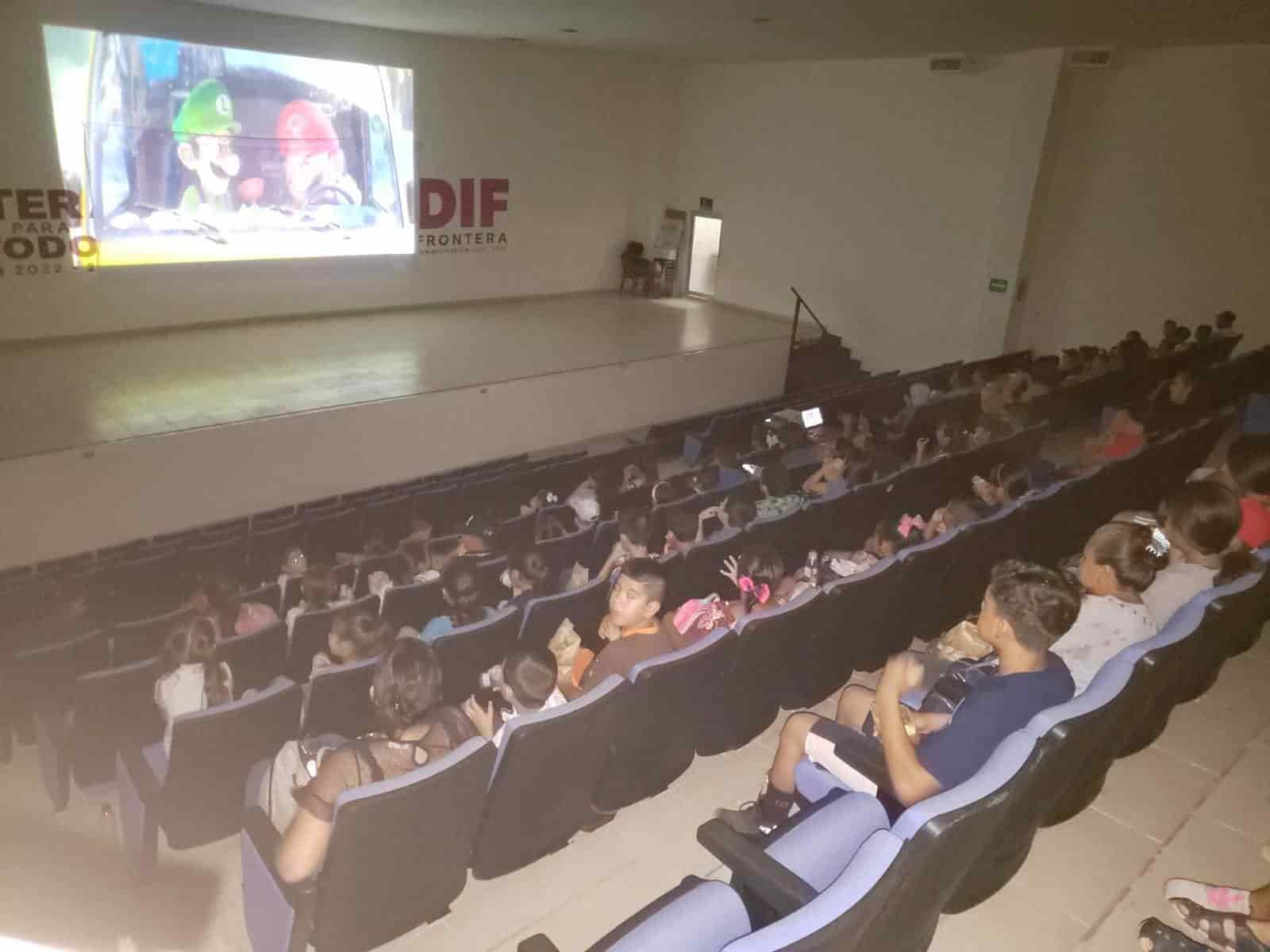 Disfrutan niños de Cine “DIFerente”