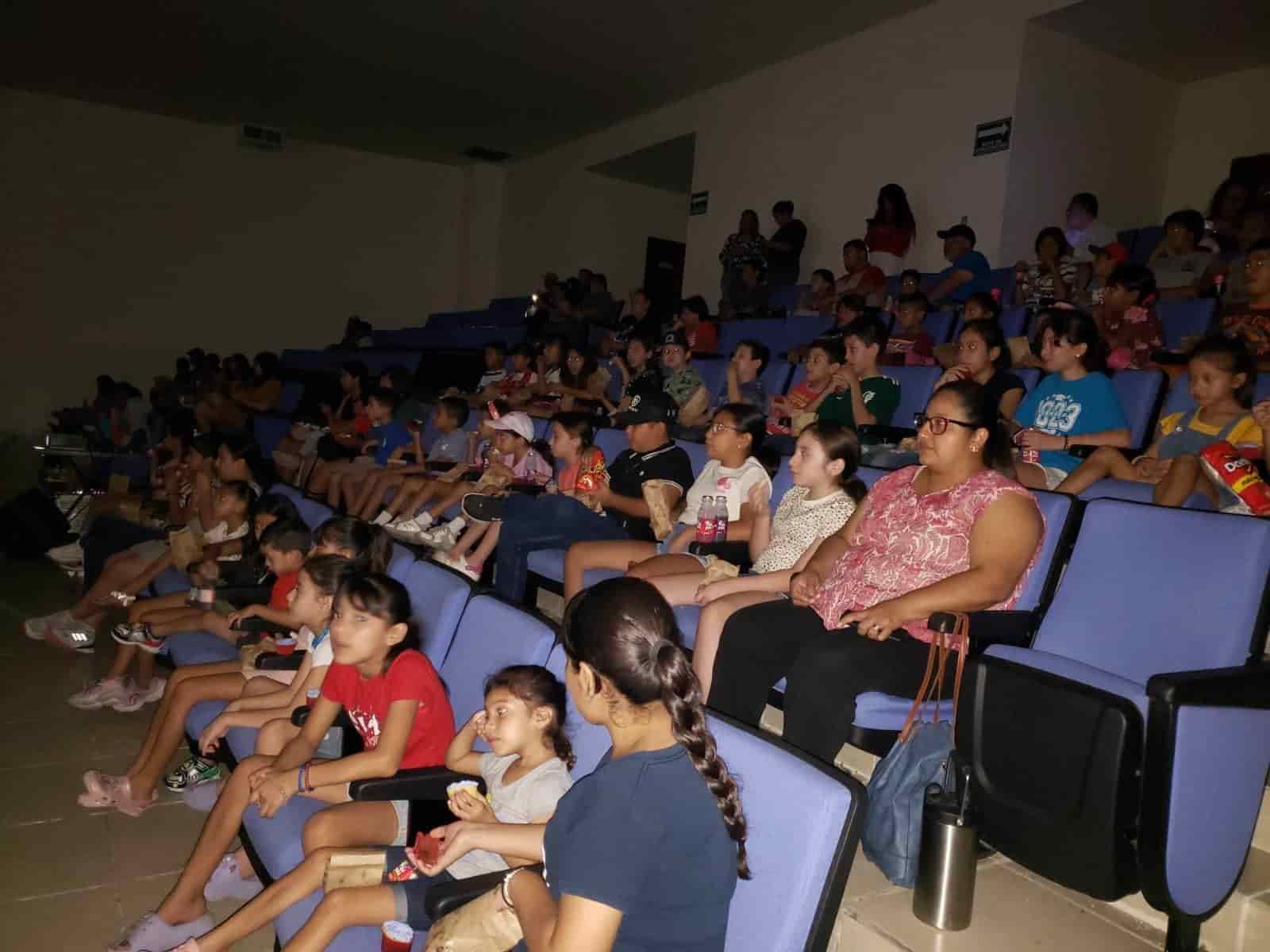 Disfrutan niños de Cine “DIFerente”