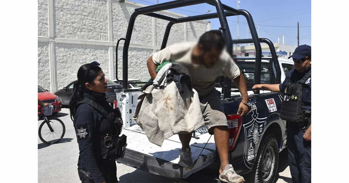 Hallan a ‘Policía’ drogándose