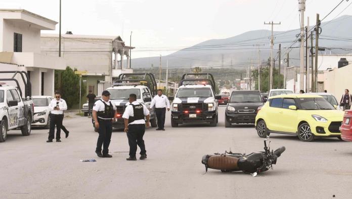 Estrella motocicleta en camión de pasajeros