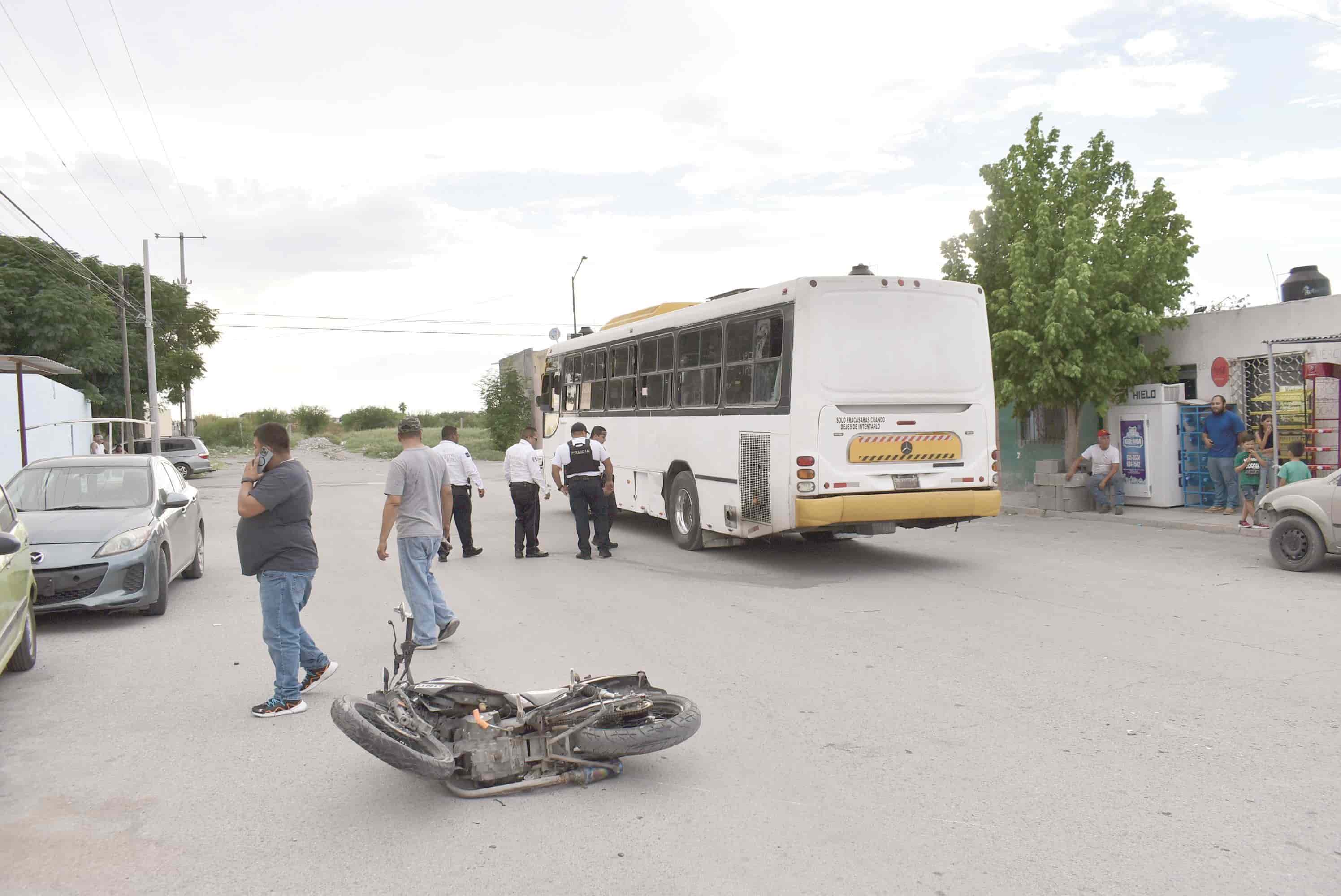 Estrella motocicleta en camión de pasajeros