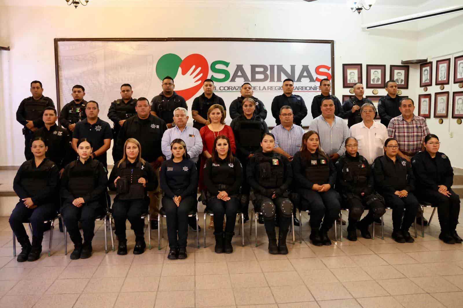 Entregó alcaldesa de Sabinas uniformes a elementos policíacos