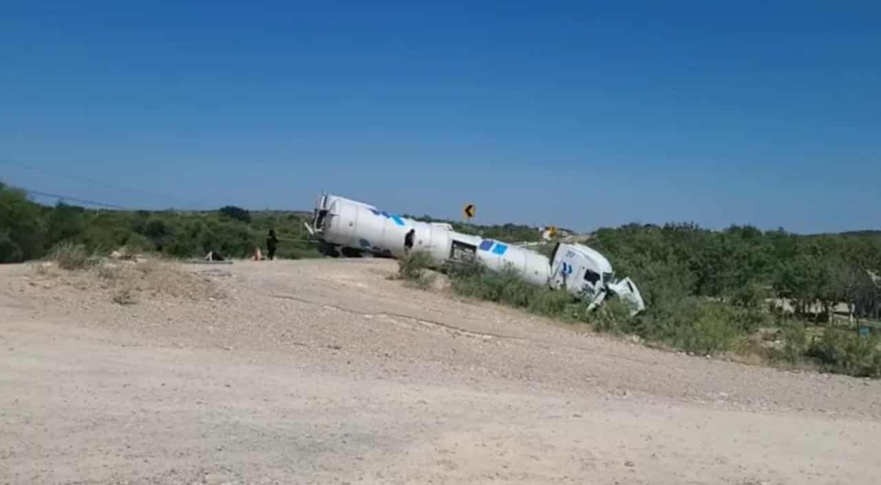 Vuelca autotanque sobre la Ribereña