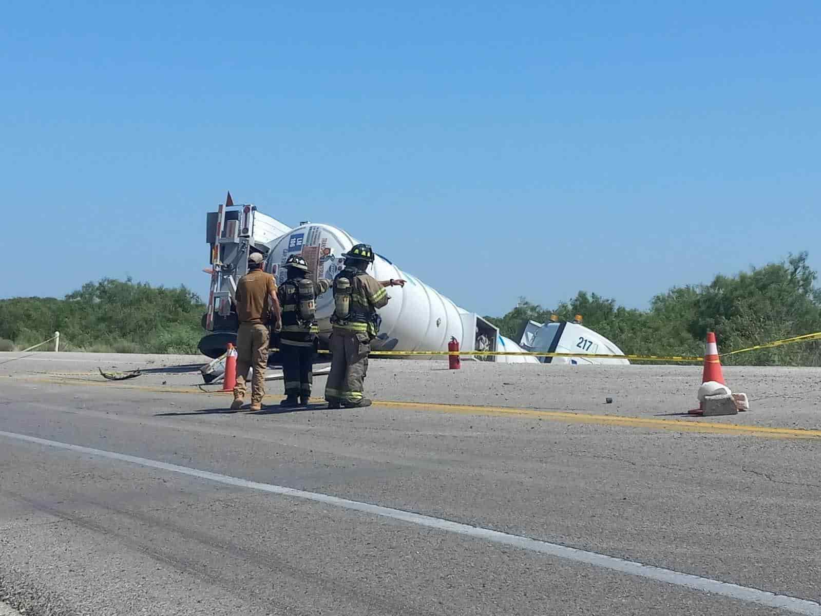 Vuelca autotanque sobre la Ribereña