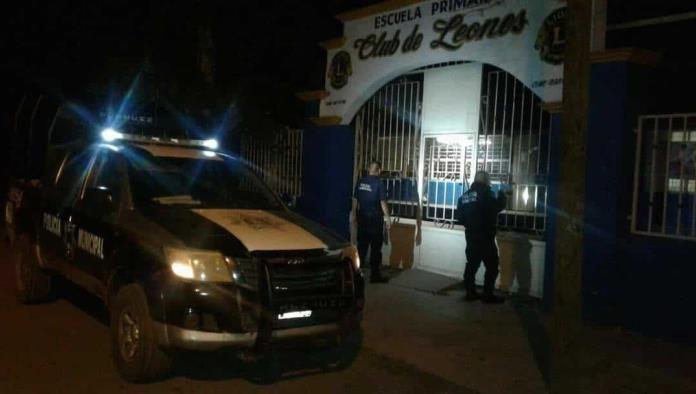 Vigilan policías a las escuelas