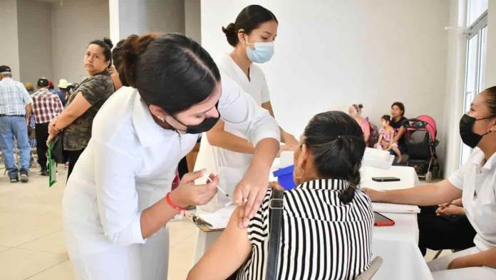 Suman jornada de salud a la entrega de pensiones a Adultos Mayores