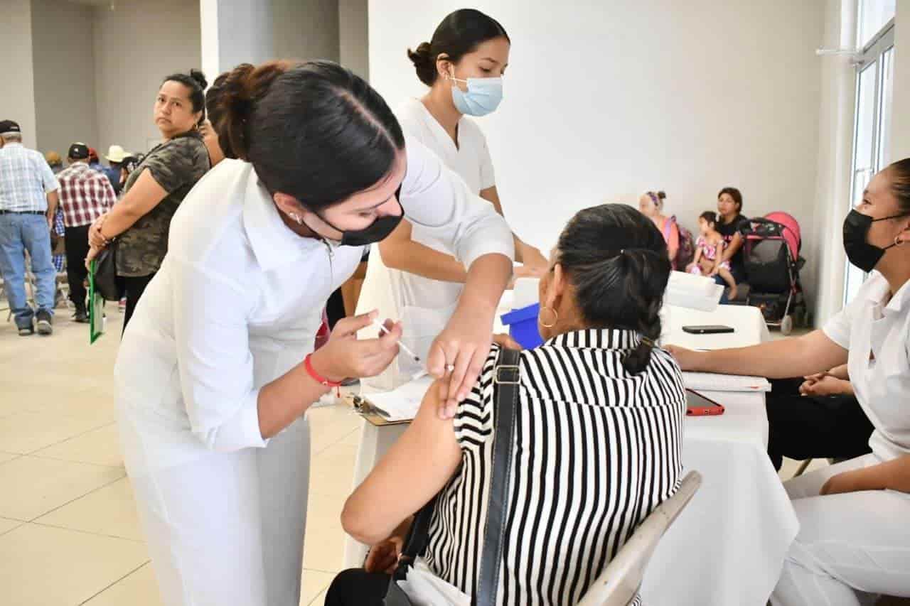 Suman jornada de salud a la entrega de pensiones a Adultos Mayores