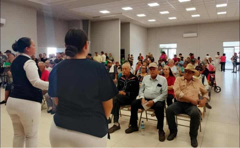 Suman jornada de salud a la entrega de pensiones a Adultos Mayores